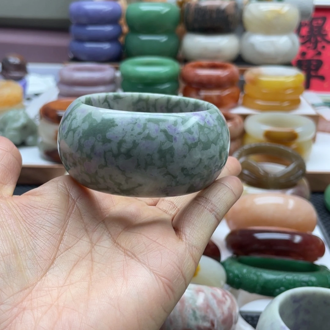 贝***利石英岩玉未镶嵌手镯