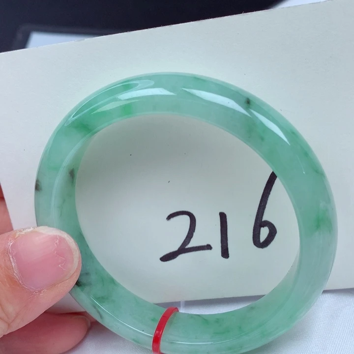 翡翠手镯未镶嵌翡翠