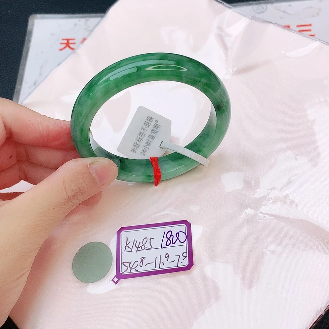 翡翠手镯未镶嵌我
