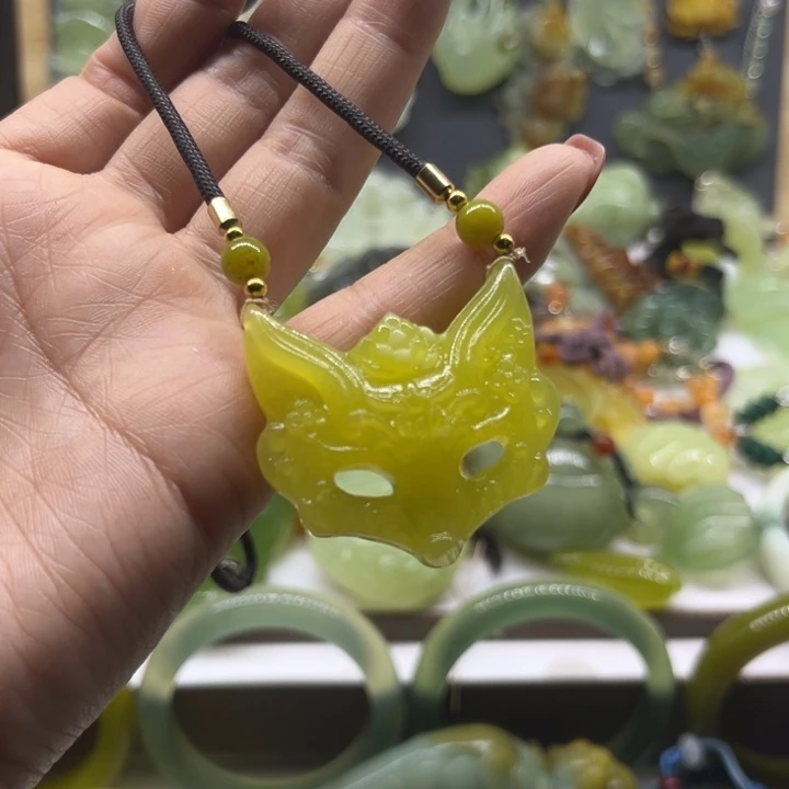 蛇纹石玉未镶嵌颈饰