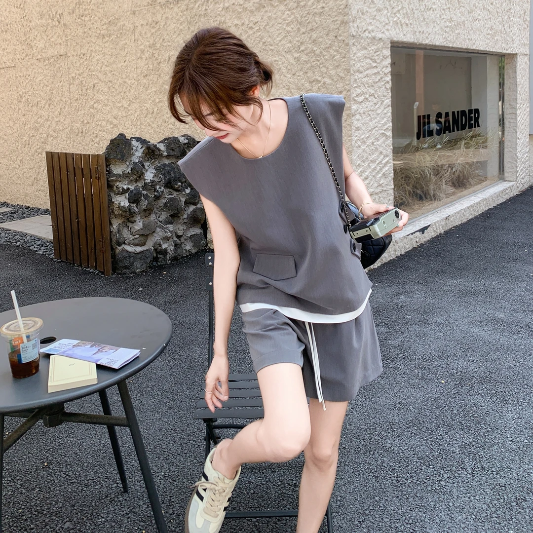高级感灰色侧开叉设计马甲短裤套装女2025夏季盐系气质穿搭两件套