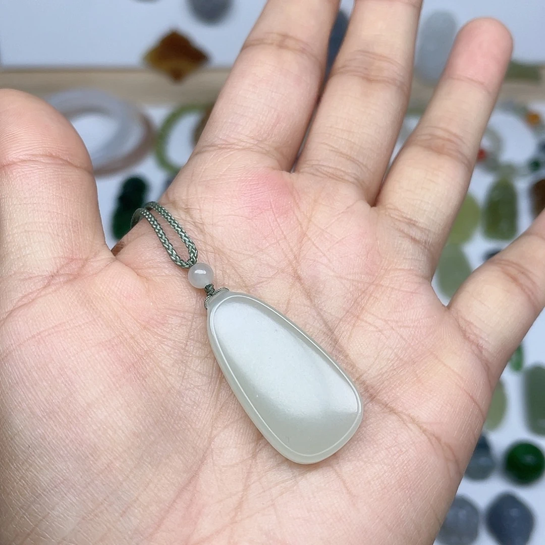 赵***刀颈饰未镶嵌和田玉