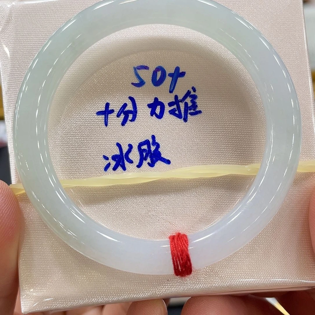 翡翠手镯未镶嵌翡翠手镯