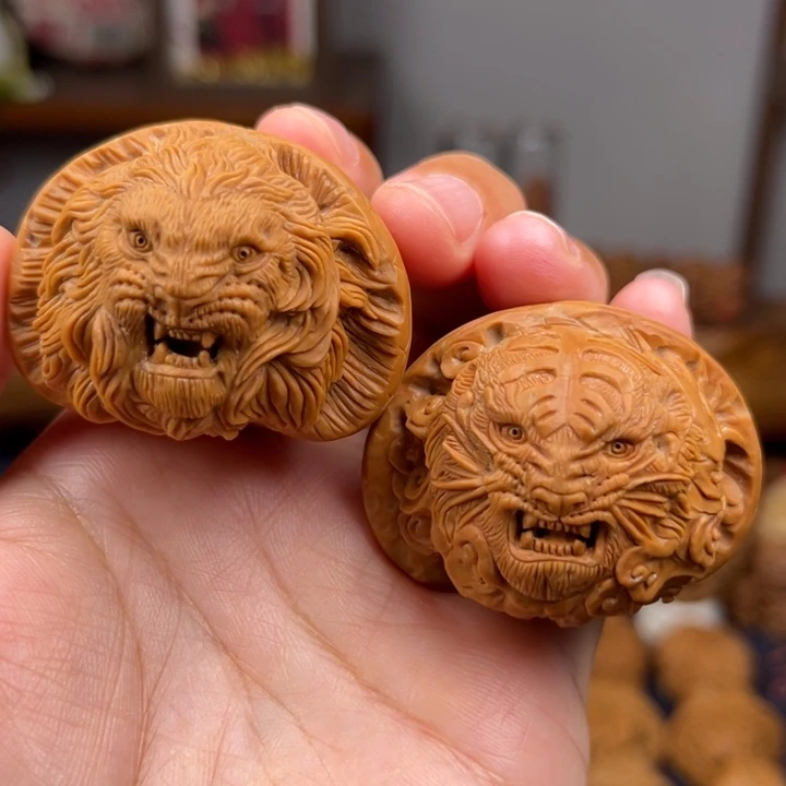 核桃把件师子老虎