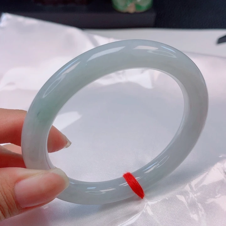 翡翠手镯（圆镯）未镶嵌心***?
