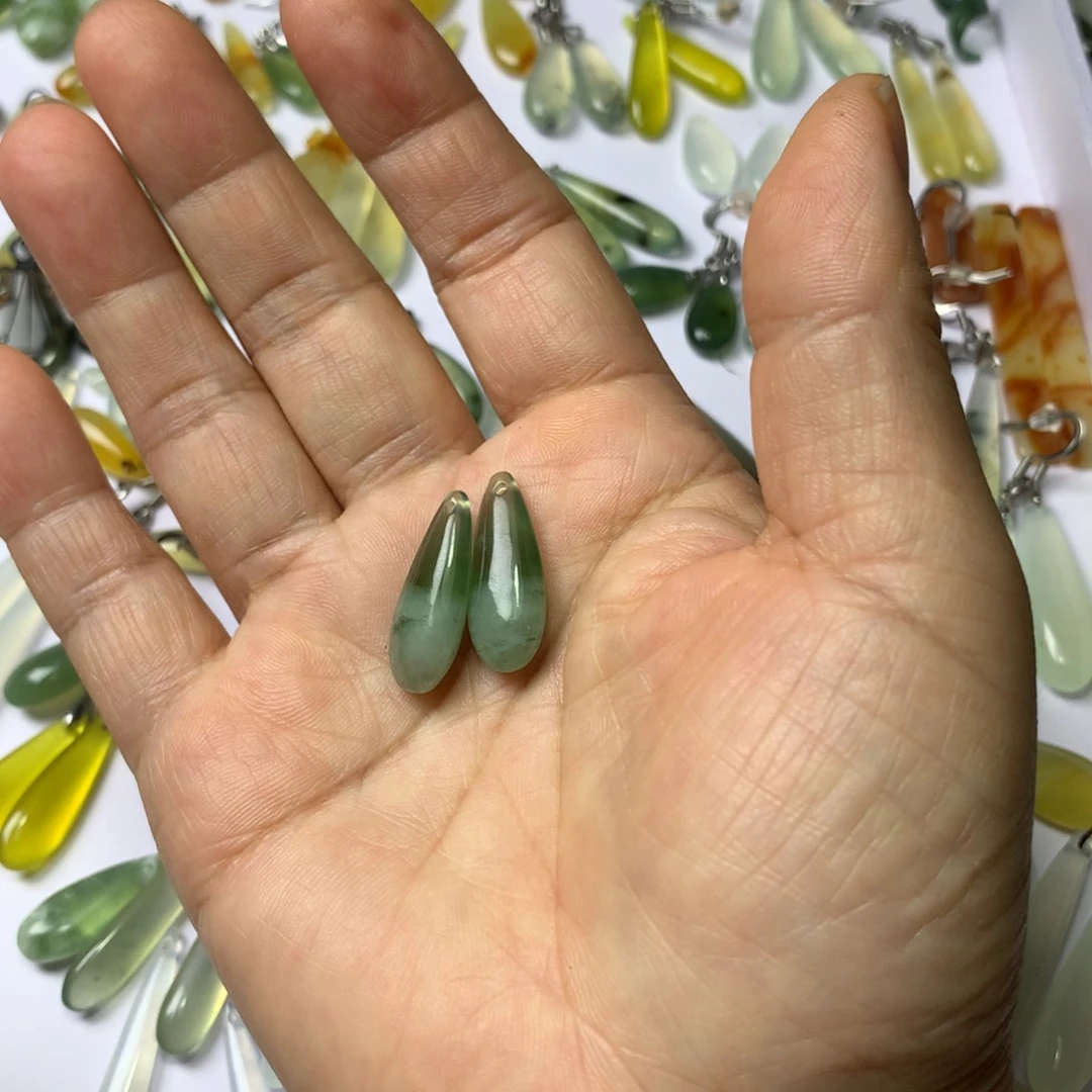 ****草未镶嵌蛇纹石玉耳环