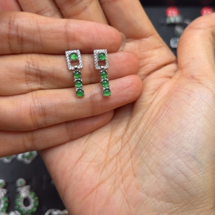 燕****翡翠银S925镶嵌耳饰