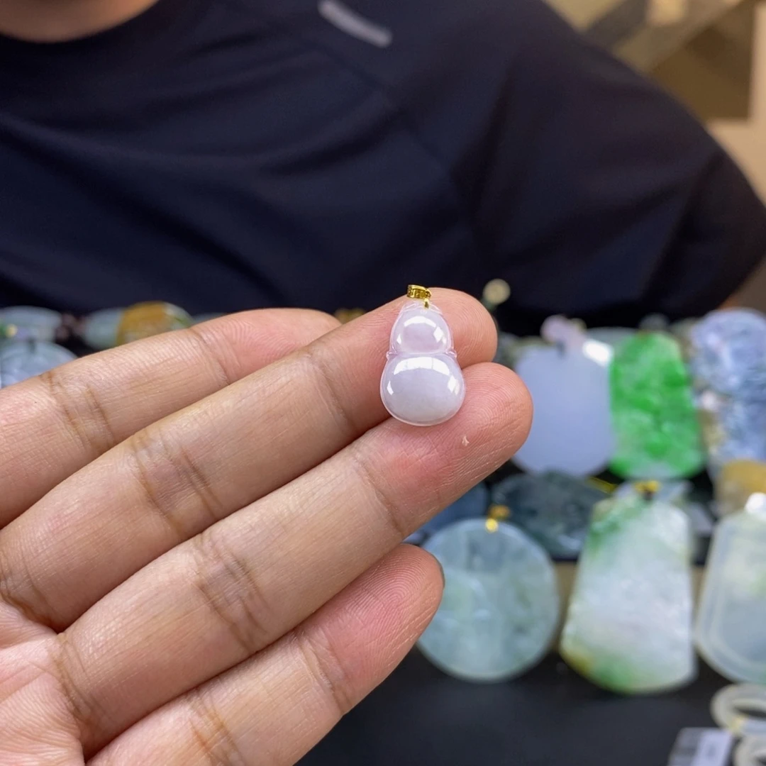 翡翠18K金镶嵌颈饰葫芦