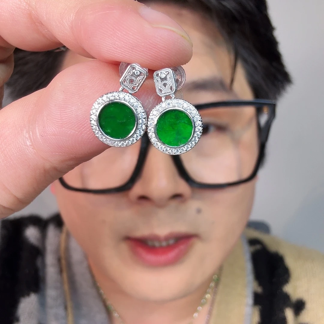 翡翠未镶嵌颈饰一对