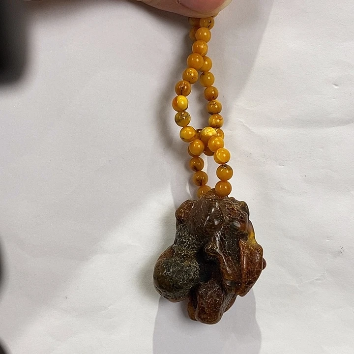 琥珀未镶嵌颈饰多人