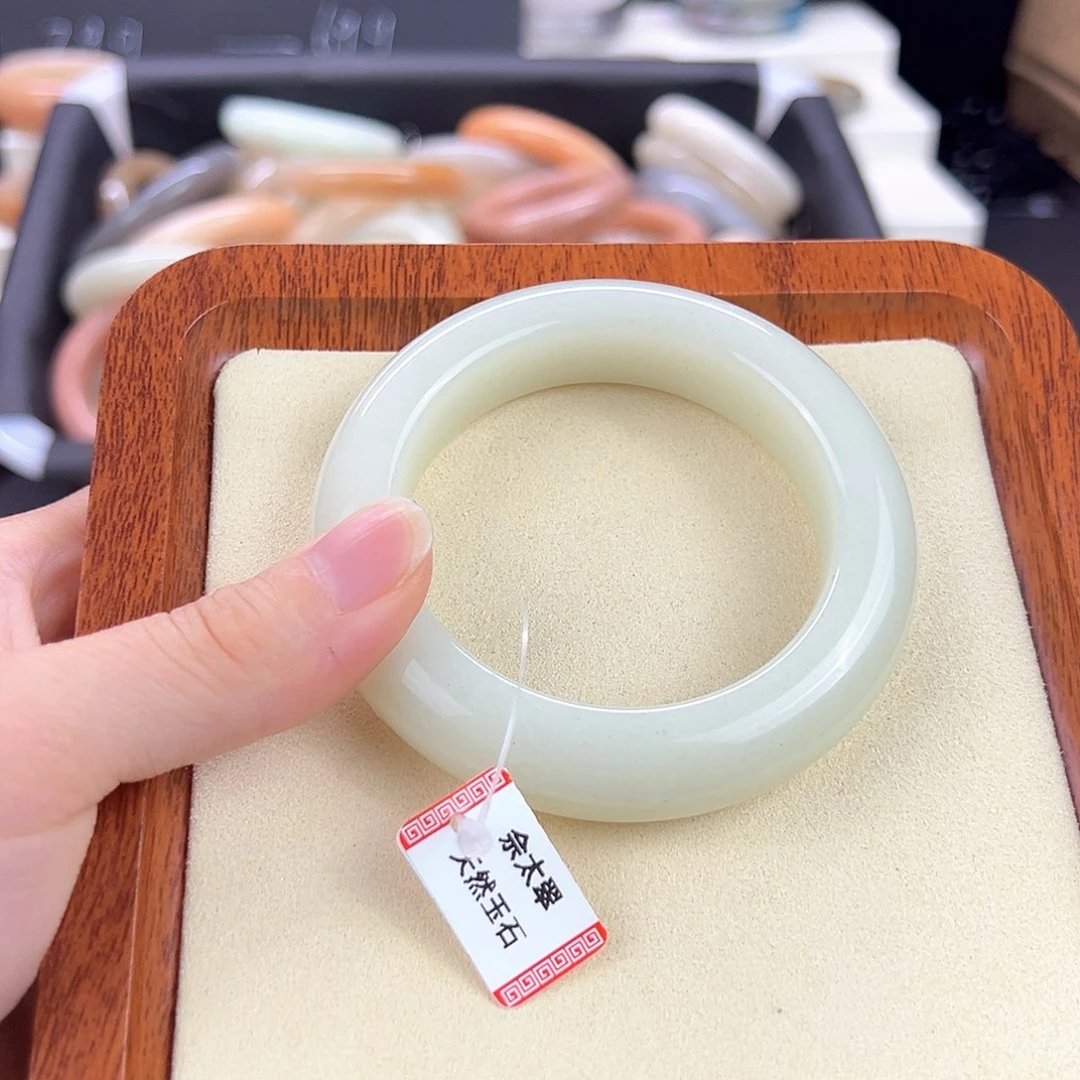 妍***R石英质玉手镯未镶嵌