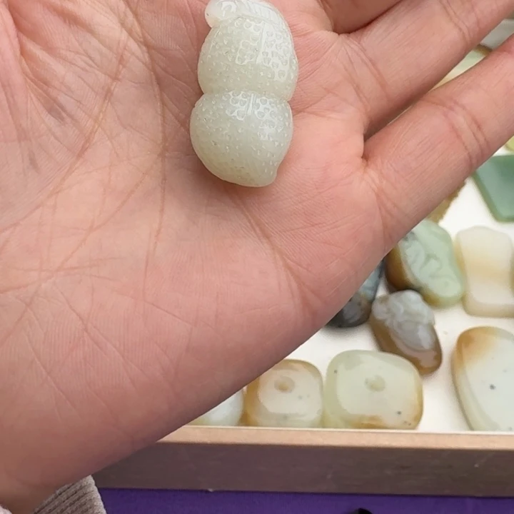 黑***夜和田玉未镶嵌颈饰