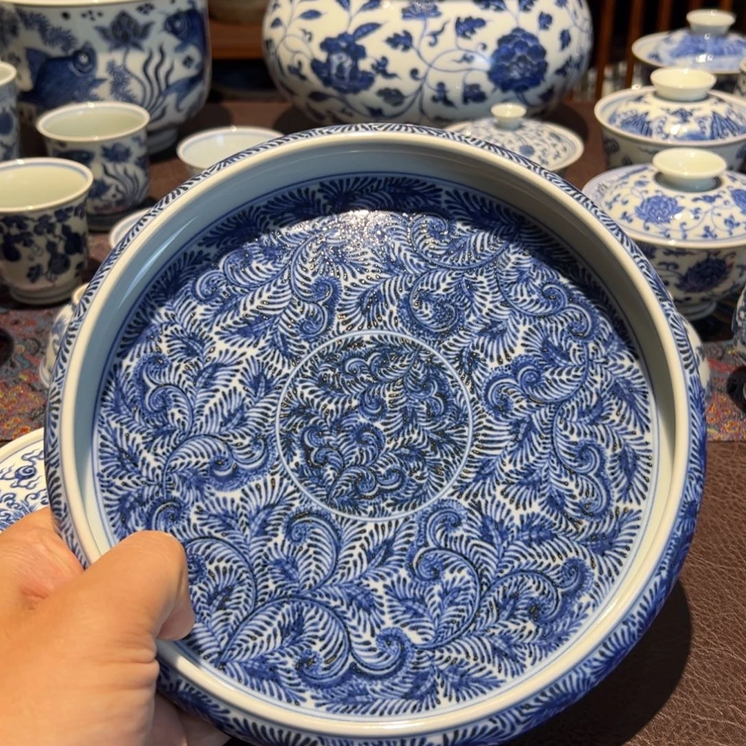 精品青花卷草纹凤尾草壶承口直径约17厘米