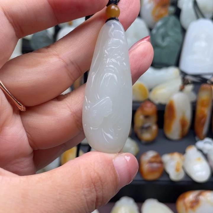 阳***️和田玉未镶嵌颈饰
