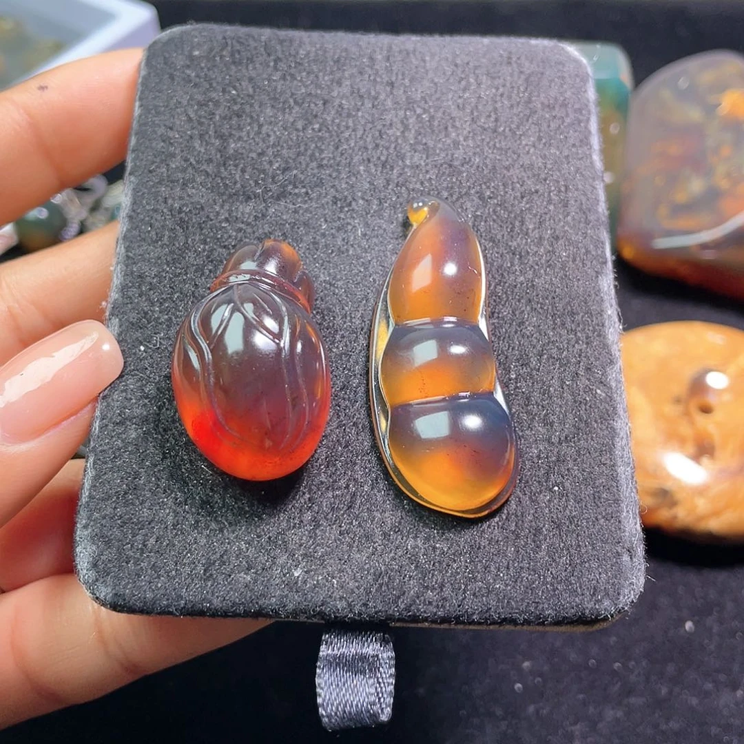 琥珀裸石未镶嵌。