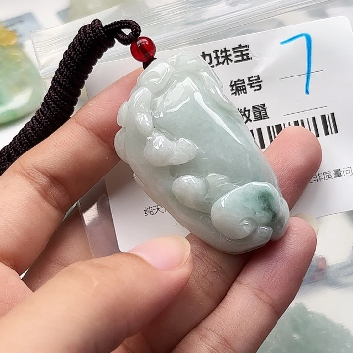 翡翠未镶嵌颈饰挂件