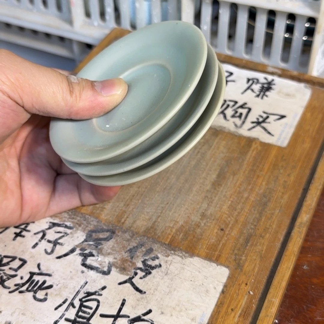 微瑕疵介意勿拍陶瓷器皿B004底部微瑕疵介意勿拍。