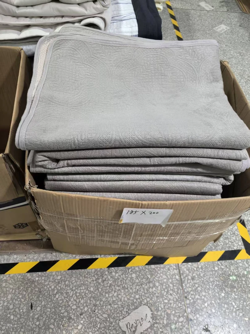 《厚广家》3楼185×200灰色天鹅绒床盖 发1张