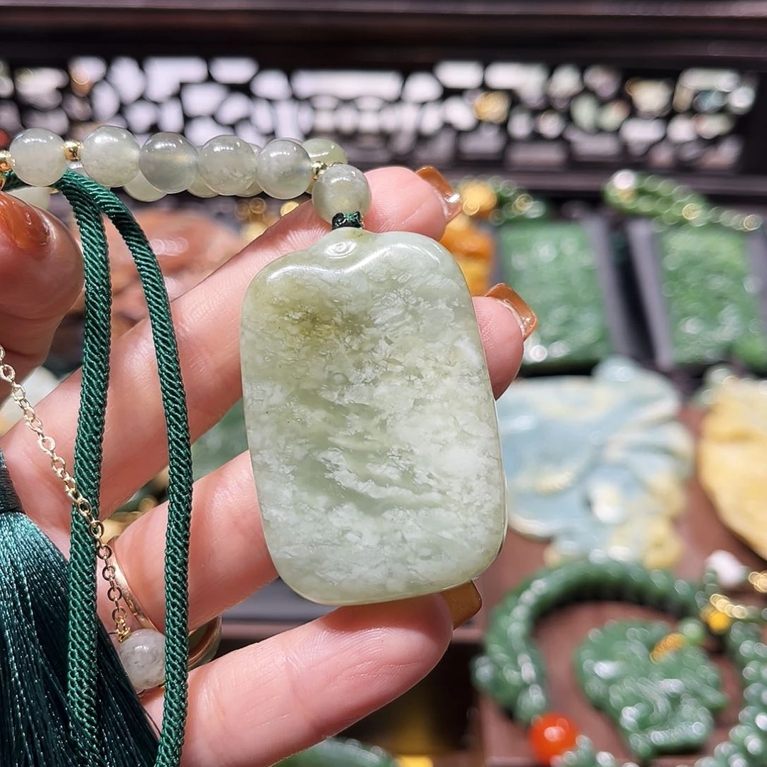 未镶嵌蛇纹石玉吊坠