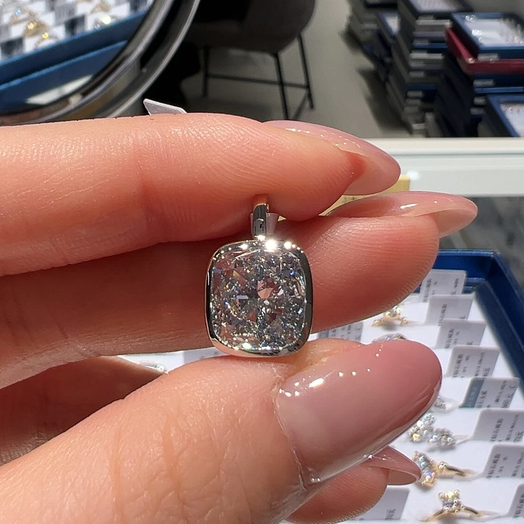 实验室培育钻石吊坠18K金镶嵌4 克拉孤品放漏 蓝调