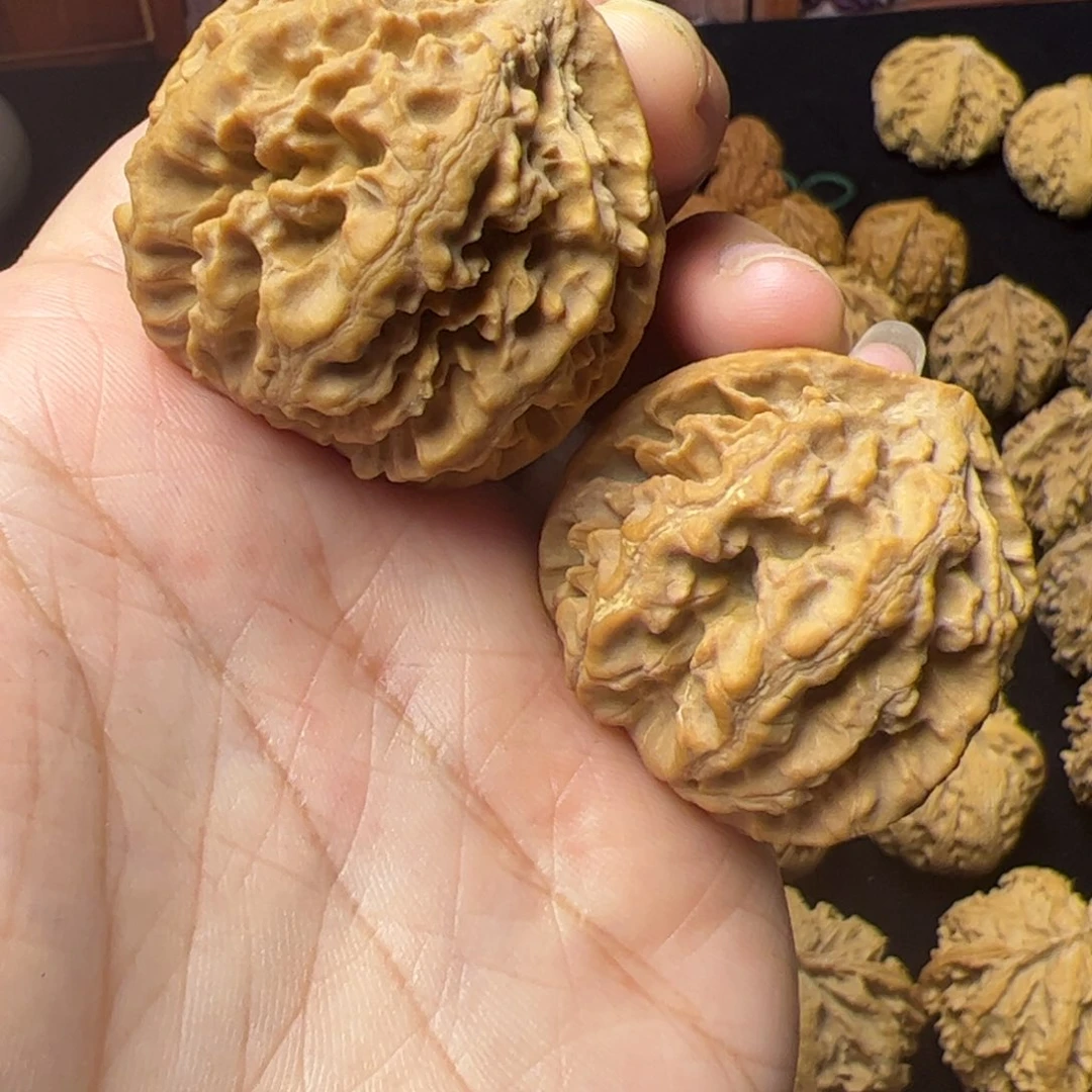 文玩核桃把件秦岭野生文玩核桃