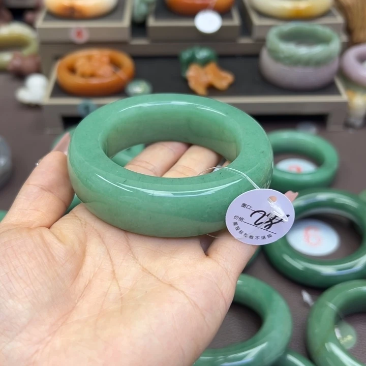 石英质玉手镯未镶嵌X****?