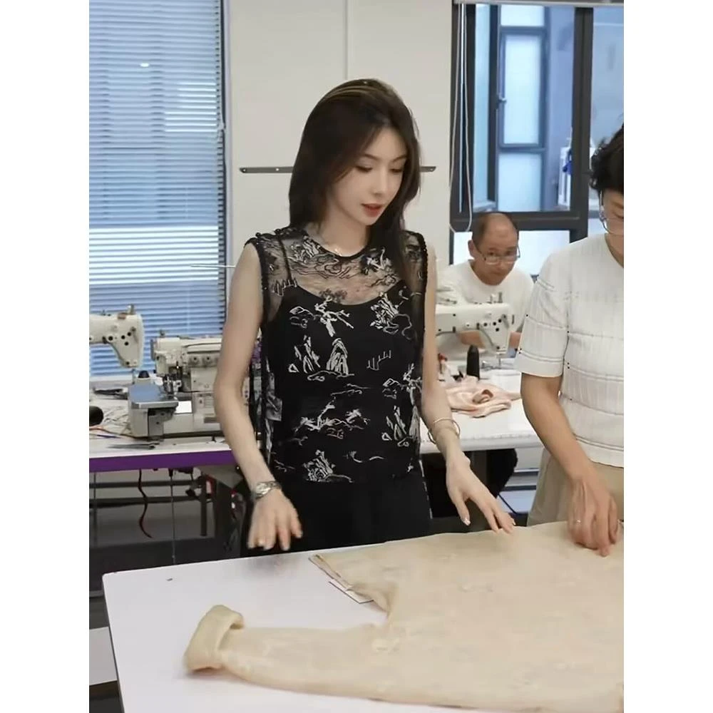 黑色吊带连衣裙2025夏季法式气质高端女神范高级感醋酸裙子两件套