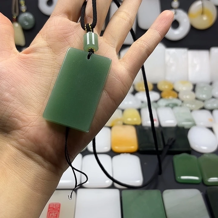 颈饰未镶嵌石英质玉（金丝玉）