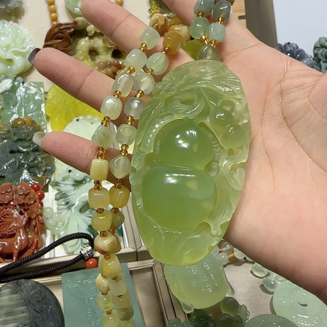 未镶嵌蛇纹石玉吊坠