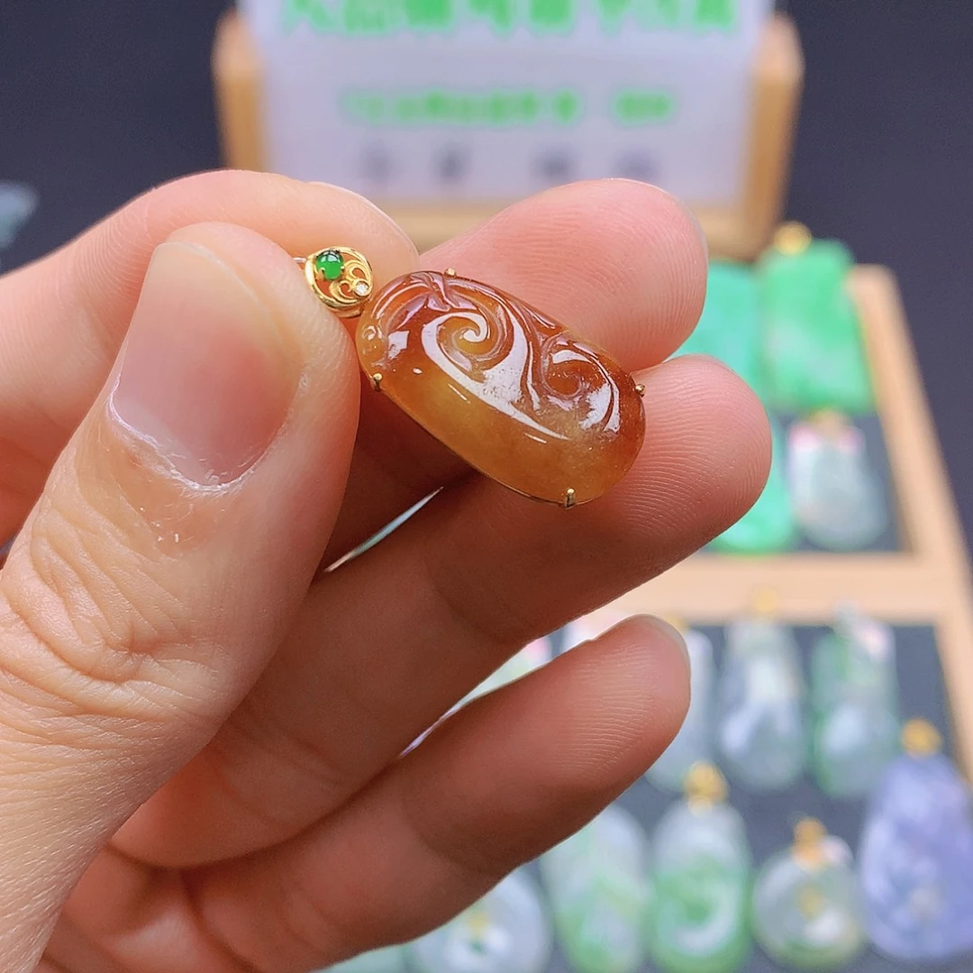 翡翠18K金镶嵌颈饰翡翠
