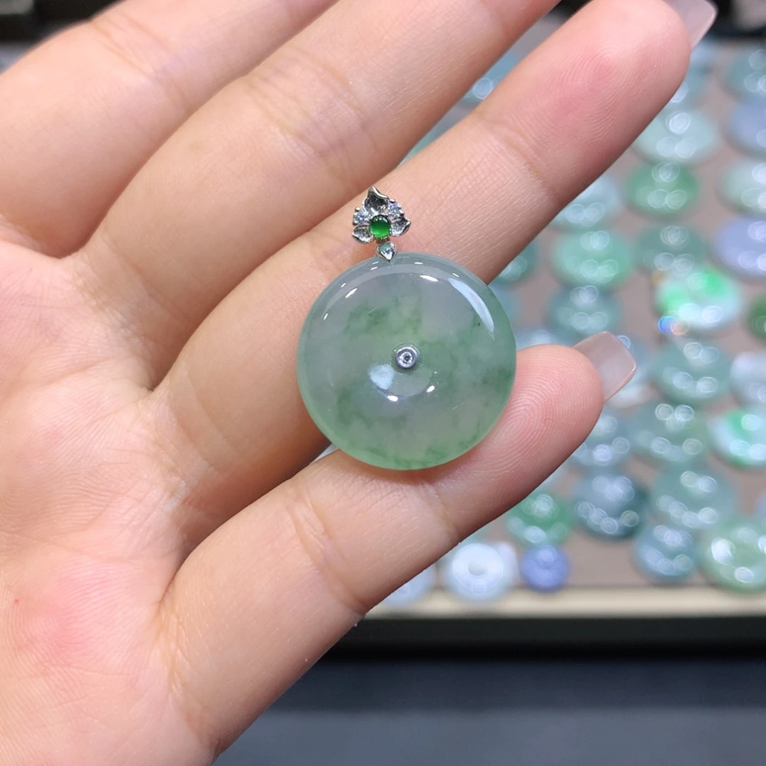 翡翠未镶嵌颈饰平安扣