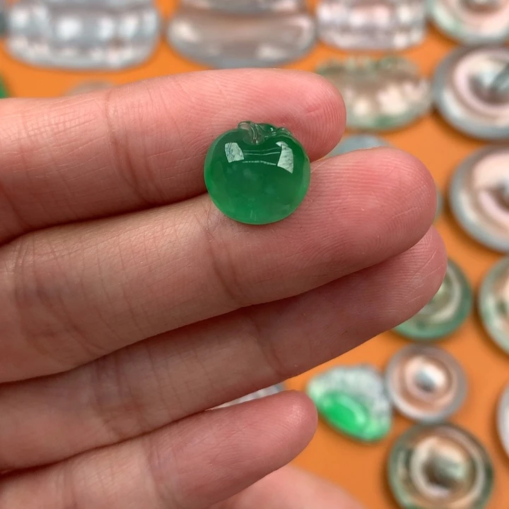 翡翠挂件未镶嵌…..