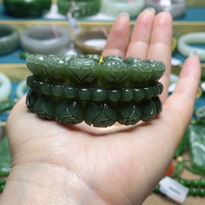 和田玉手镯57圈口。编号8未镶嵌