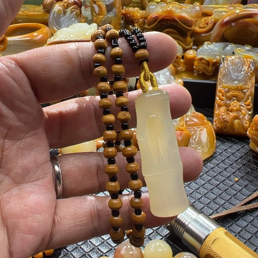 石英质玉未镶嵌颈饰