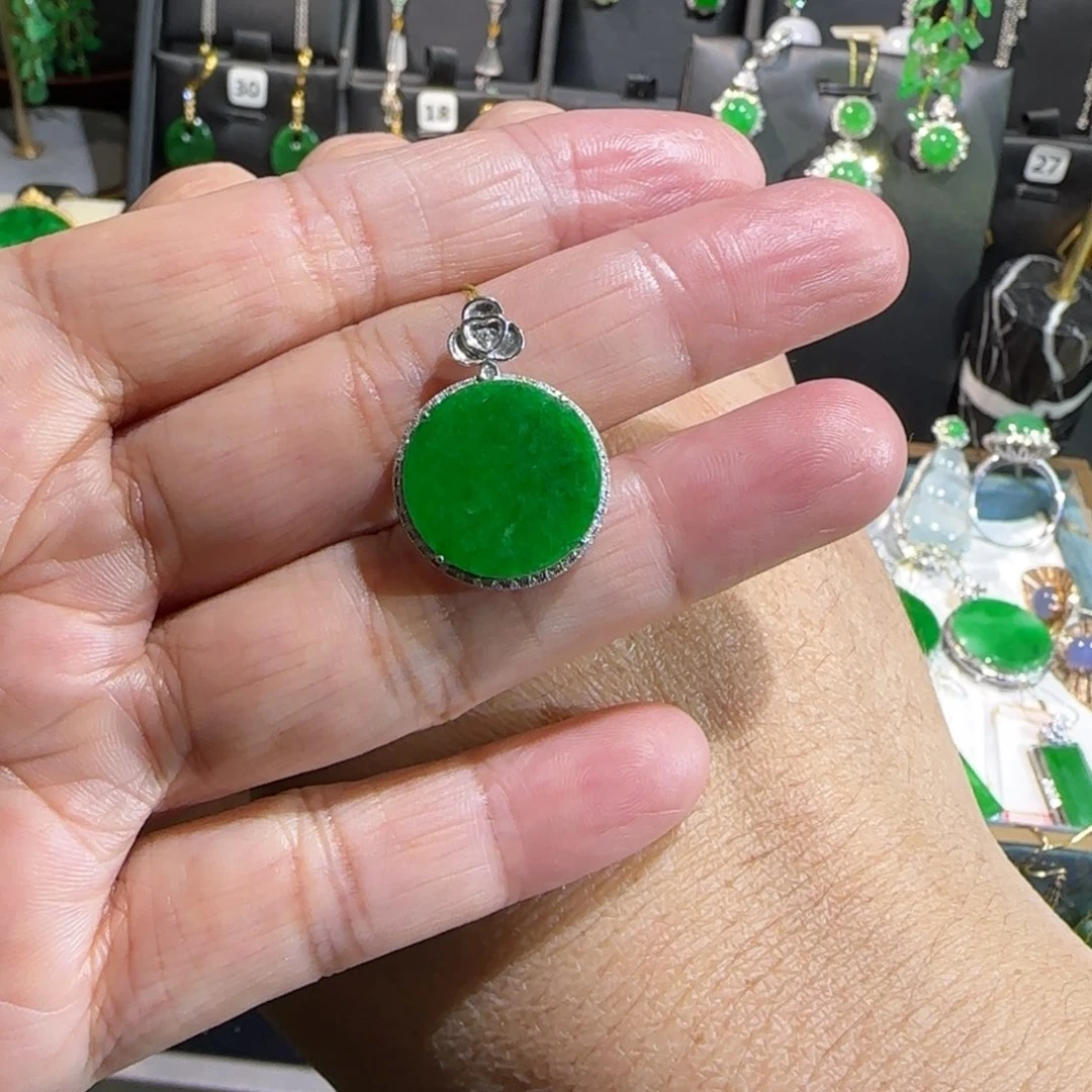 翡翠18K金镶嵌颈饰吊坠