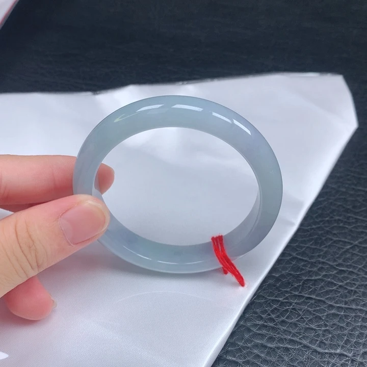 翡翠手镯未镶嵌怯****淋。