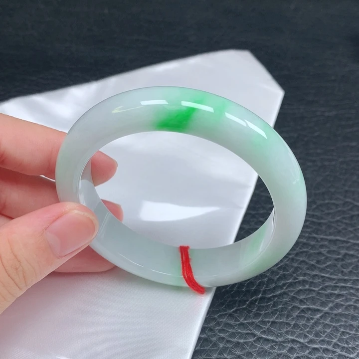 翡翠手镯未镶嵌。