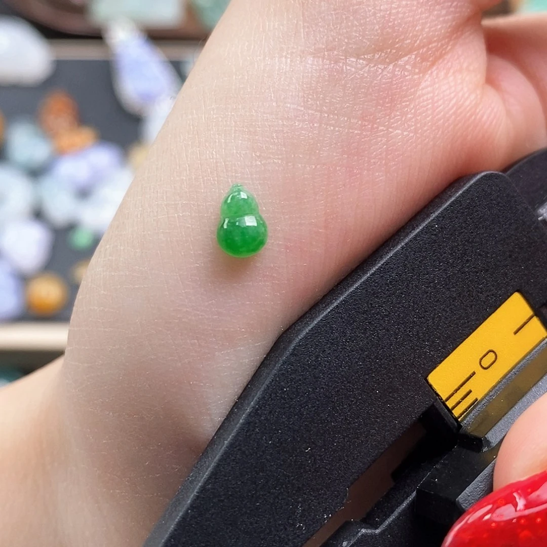 翡翠未镶嵌颈饰葫芦