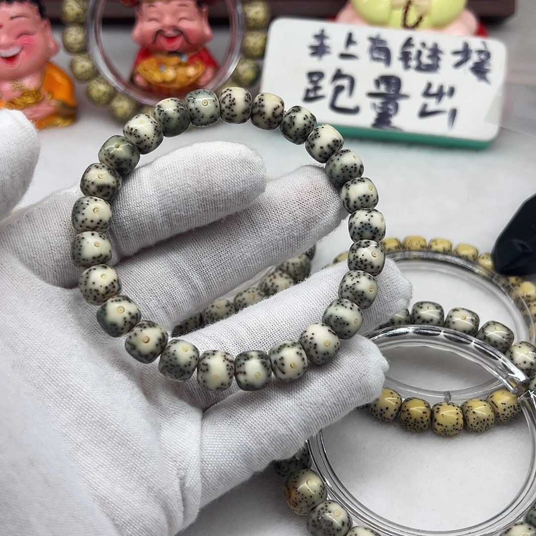 ****鹏吊坠星月菩提98绿包白小通体  桌上