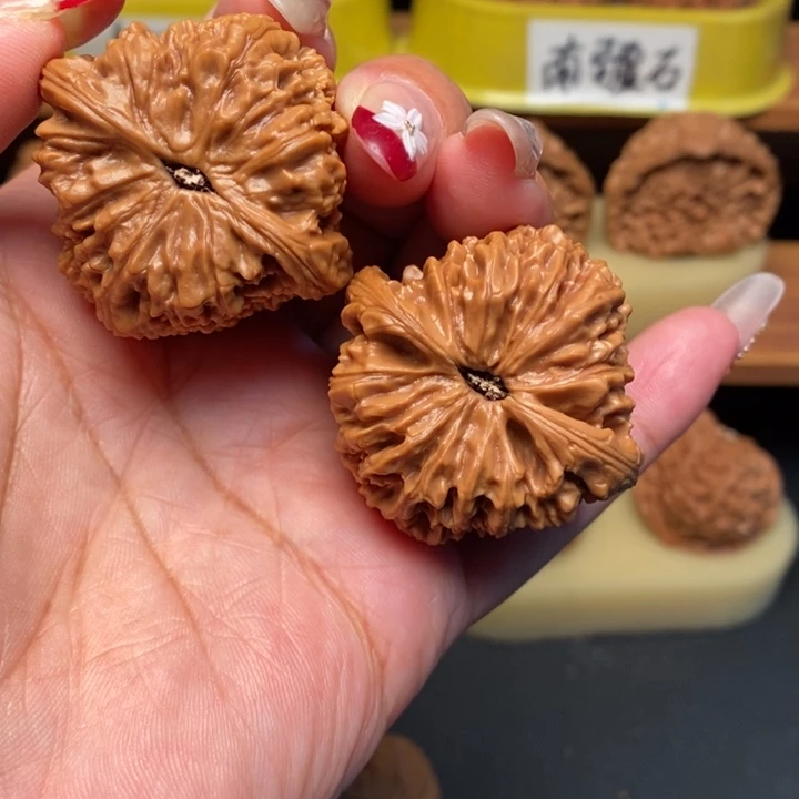 一***白吊坠文玩核桃40三角疆