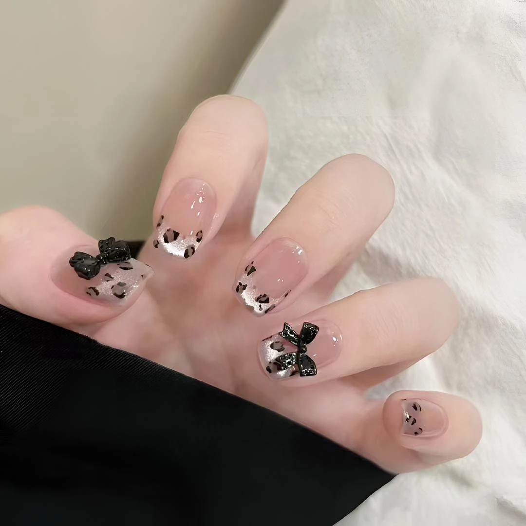 豹纹蝴蝶性感短梯纯手工穿戴甲晶石猫眼氛围感显白法式薄款美甲