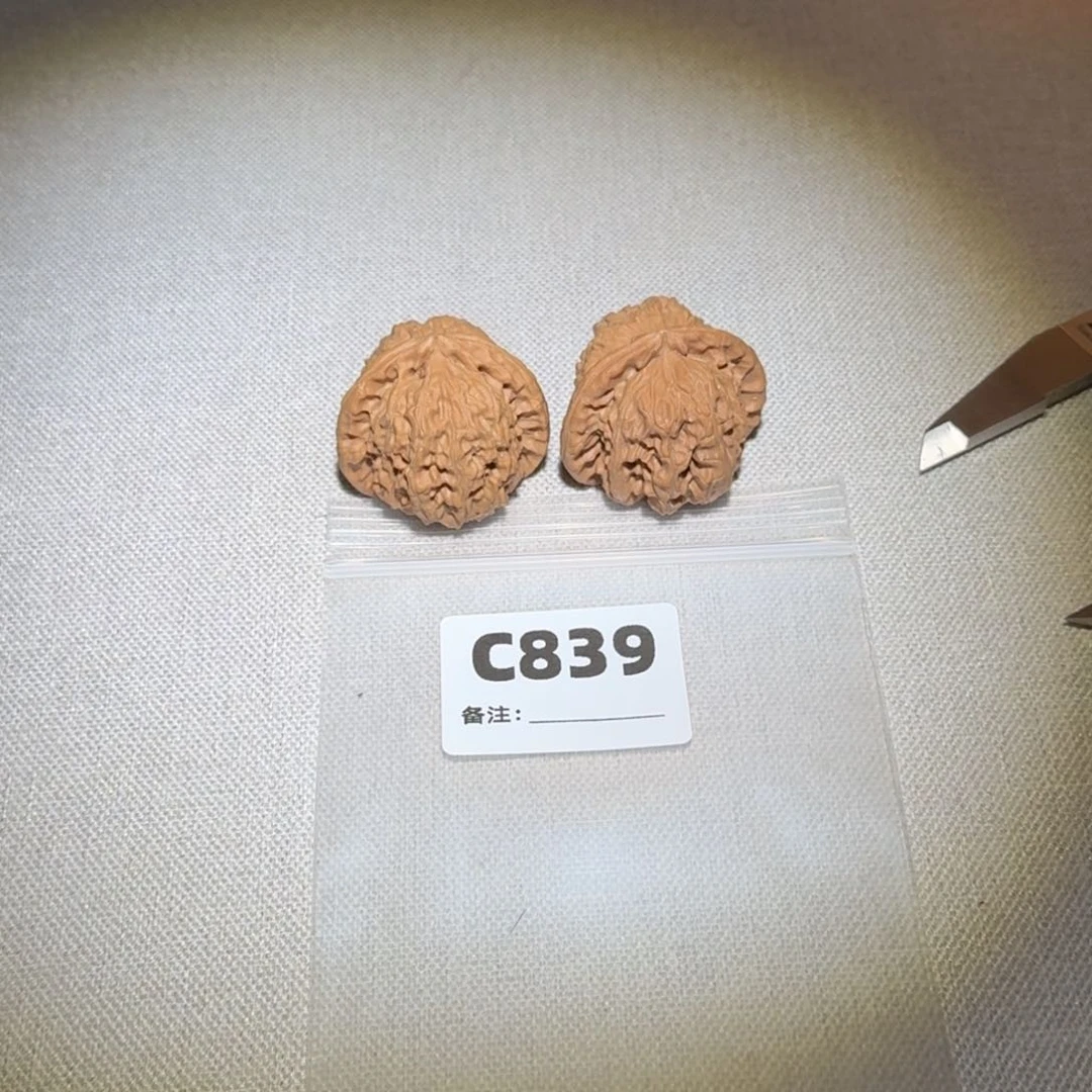 文玩核桃吊坠白狮子839