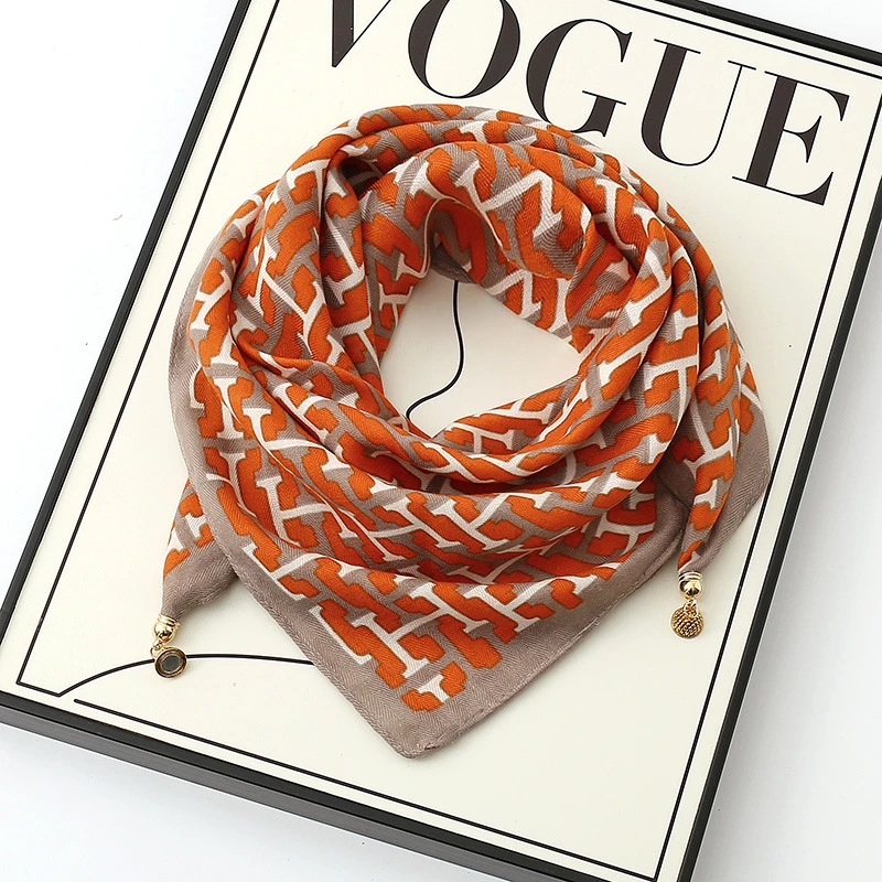 2025秋季新款时尚潮流女士复古印花磁扣围巾护颈保暖懒人围脖丝巾