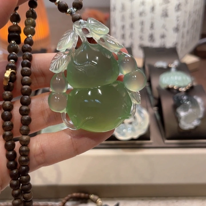 蛇纹石玉未镶嵌颈饰