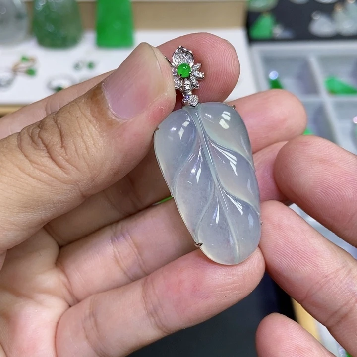 三***姐颈饰18K金镶嵌翡翠叶子