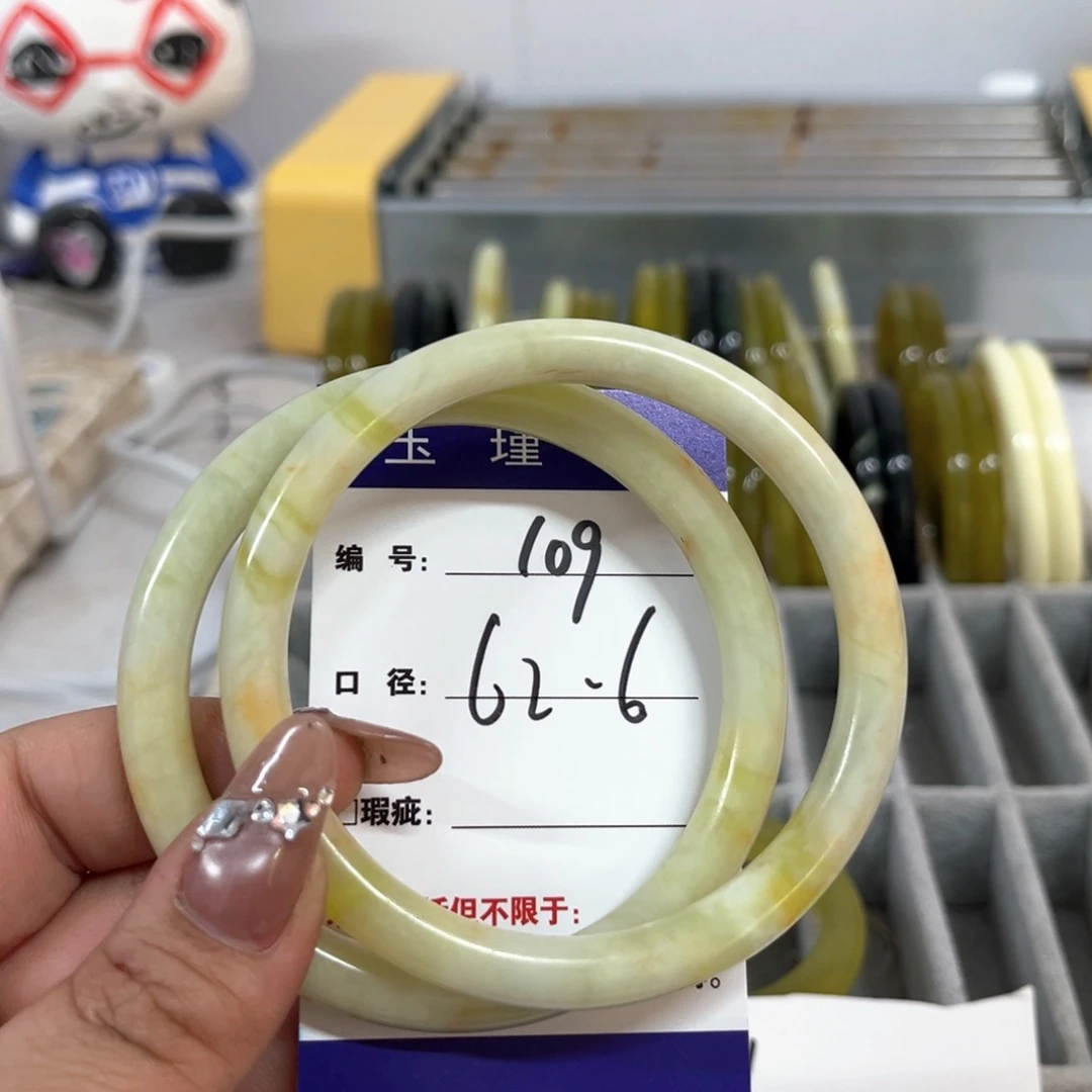 蛇纹石玉手镯未镶嵌萌**?