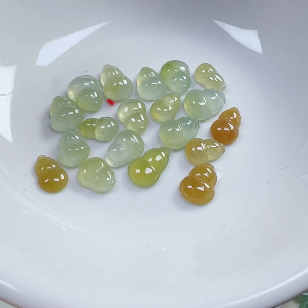 散珠翡翠葫芦一个
