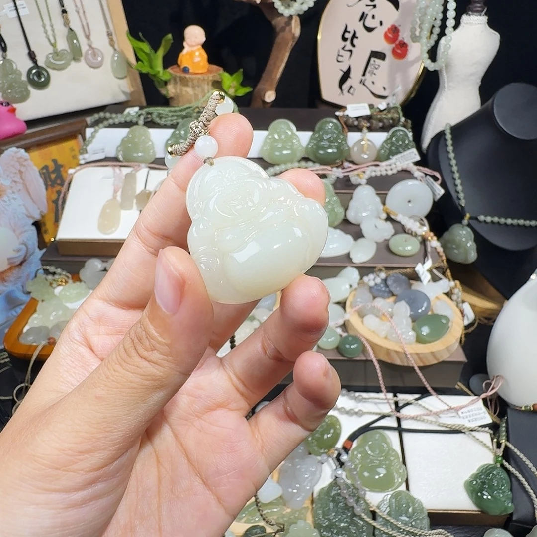 小***，和田玉未镶嵌颈饰