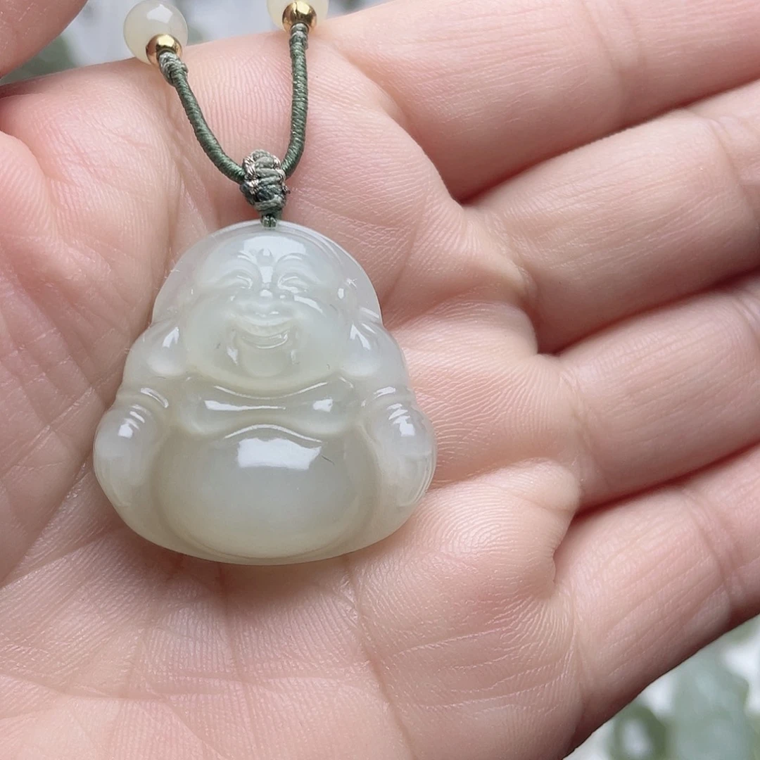 和田玉颈饰未镶嵌哈**?