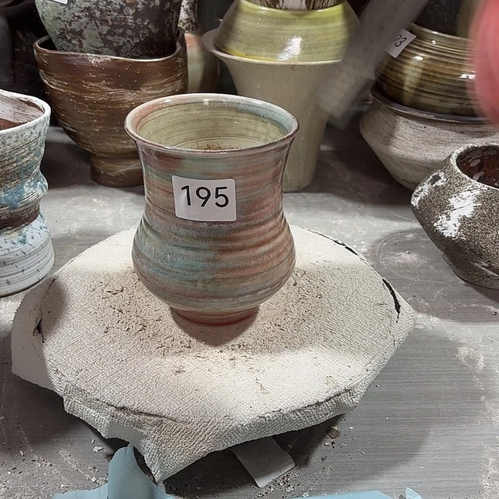 摆件陶高14，口9，有孔，195